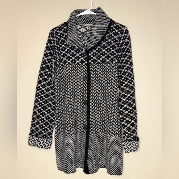 Chiaramente Sweaters - Black and White Patterned Women's Cardigan